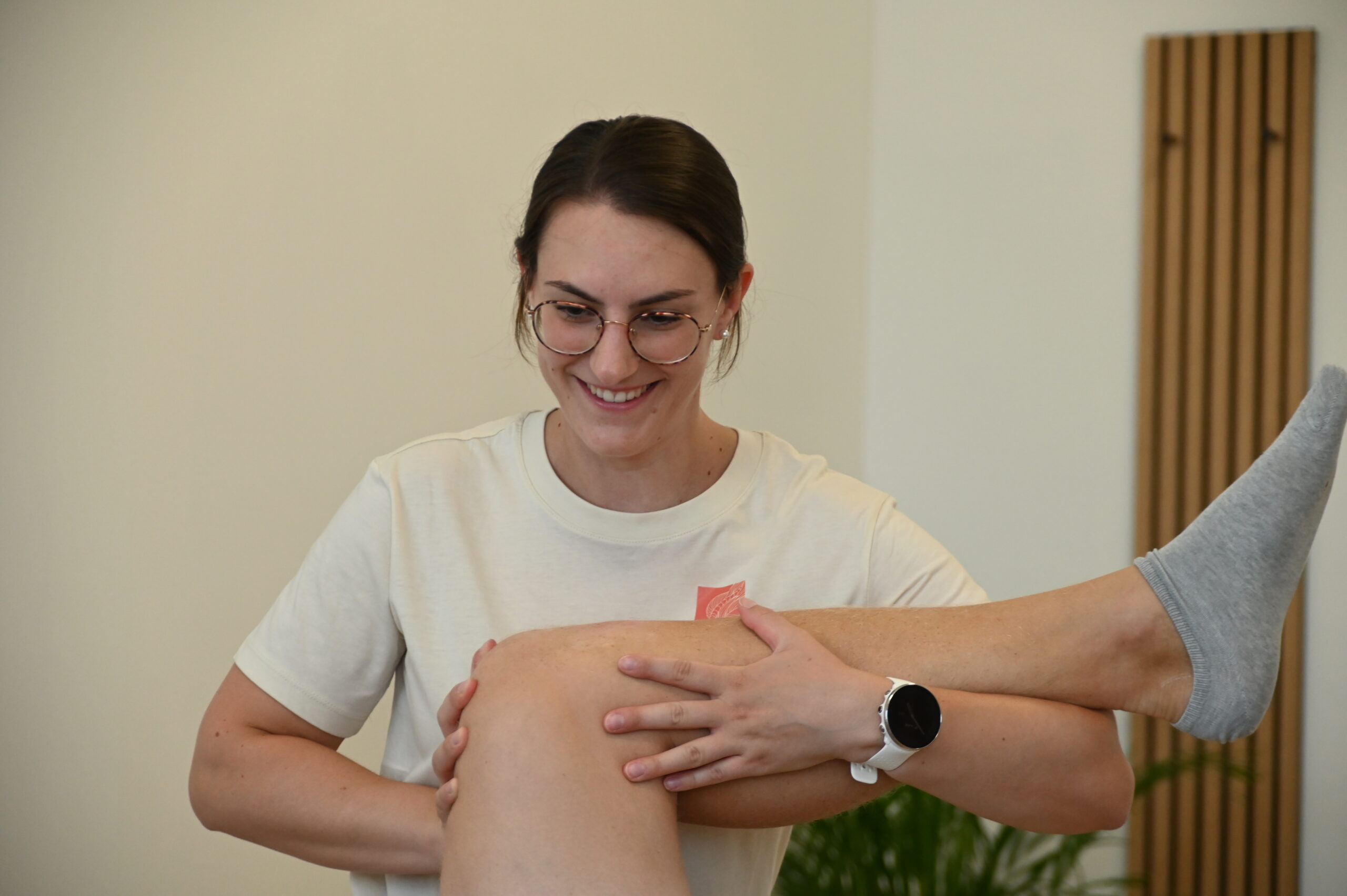 Knie-Rehabilitation Übung mit Physiotherapeutin in Praxis in Neusiedl am See